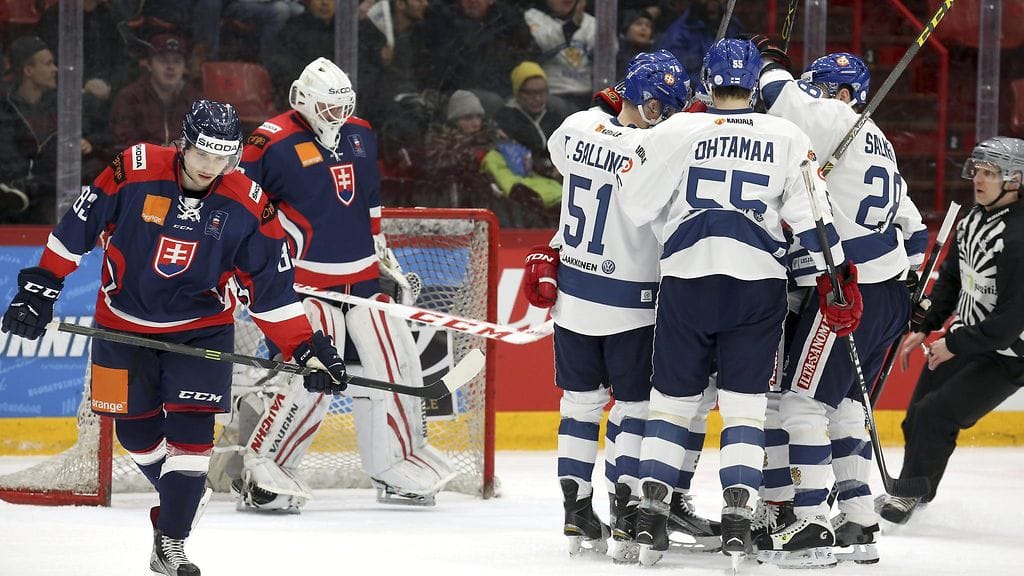 Suomen pelaajat tuulettamassa maalia