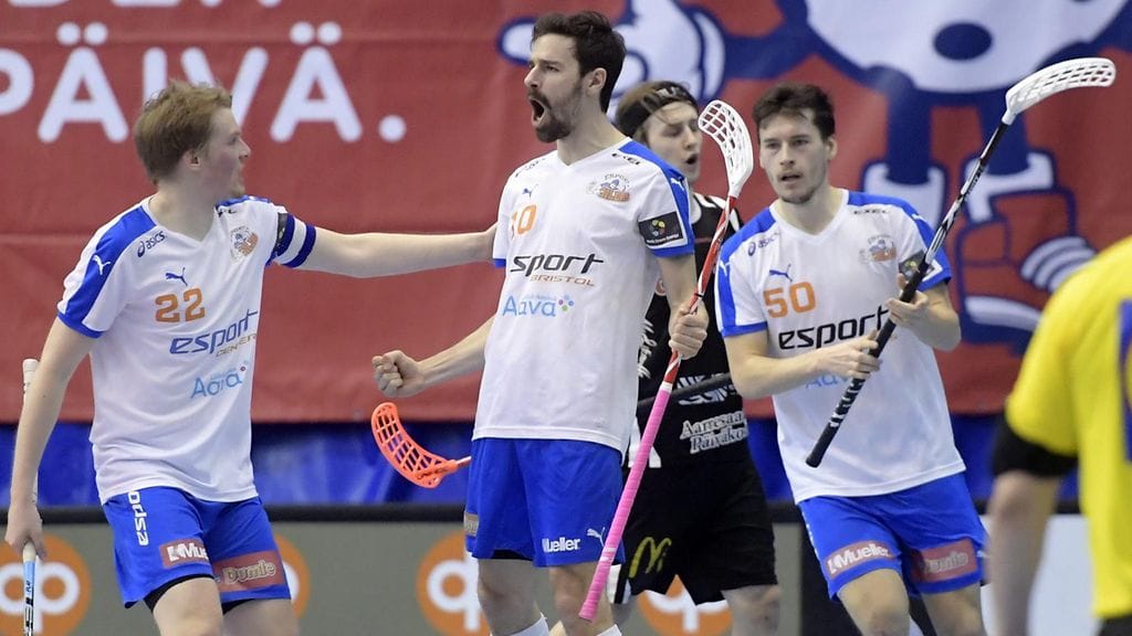 Perttu Pajukosken (vas.), Patrick Wardin ja Casper Pfitznerin edustama Oilers kohtaa Superfinaalissa Tampereen Classicin. Happeen Peter Kotilainen (musta paita) turhautui, kun tuomarit hyväksyivät Oilersin rankkarimaalin (arkistokuva).