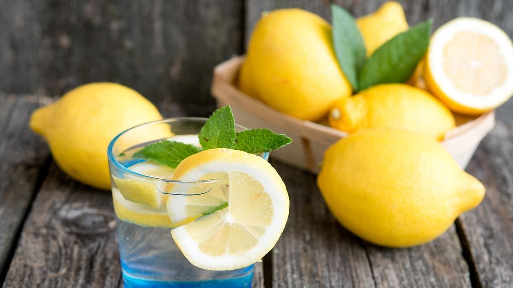 Sitruunat säilyvät pidempään, kun niitä säilyttää vesikulhossa jääkaapissa.