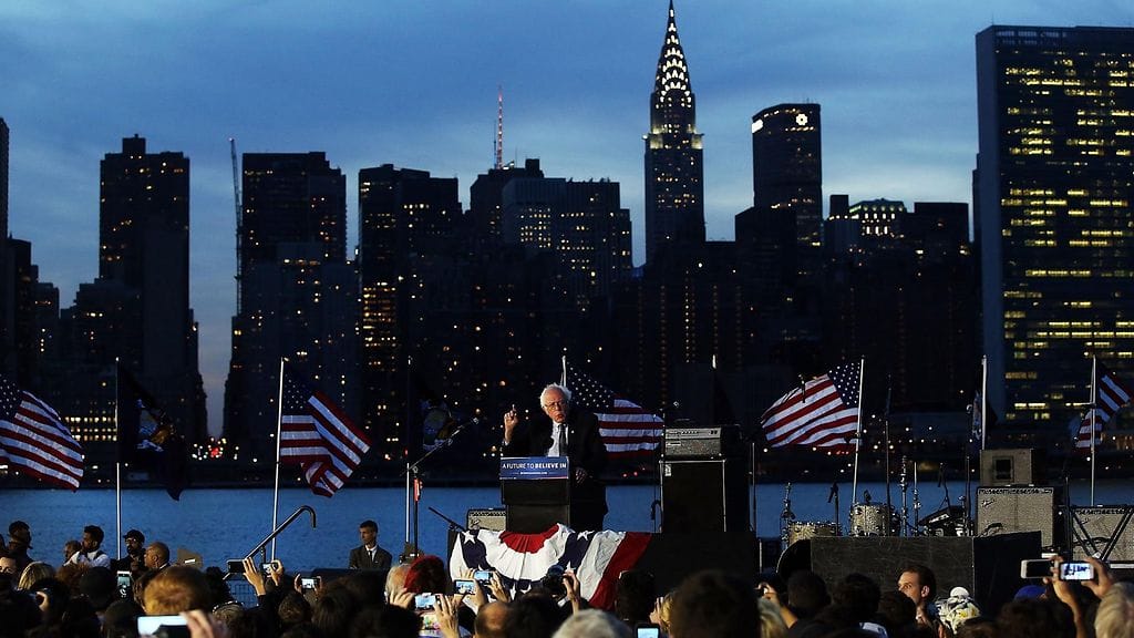 Demokraattien presidenttiehdokkaaksi pyrkivä Bernie Sanders puhui New Yorkissa ennen osavaltion esivaalia.