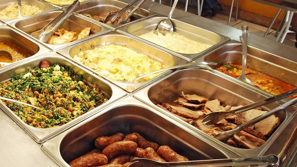 Tarjolla ollut ylimääräinen ruoka päätyy hävikkiin.