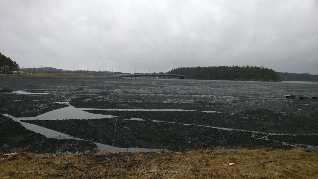 Jäät voivat olla erityisesti virtapaikoilla heikkoja vaikka muualla olisi kestävä jääkerros. Kuvituskuva.
