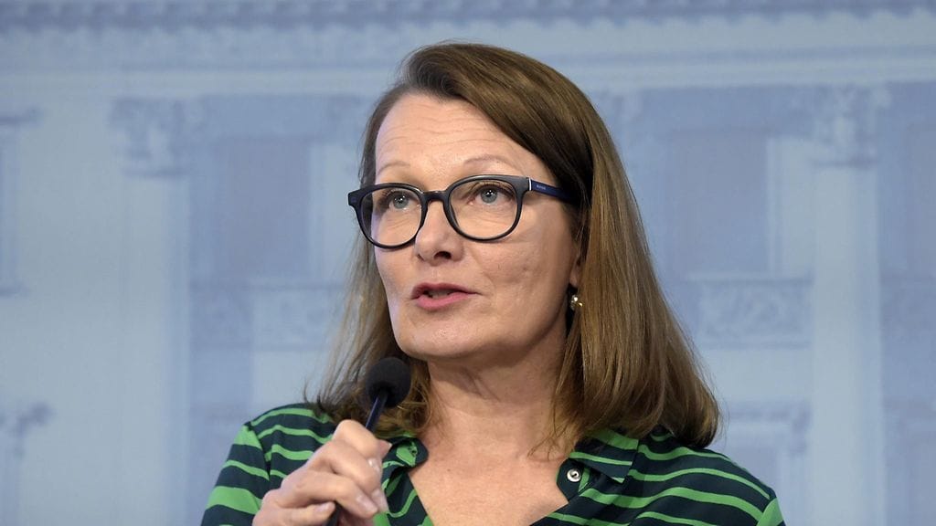 Kansanedustaja Lenita Toivakka ehdottaa muutoksia koulujen loma-aikoihin.