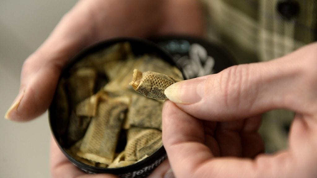 Nuuskan nikotiinipitoisuus on suurempi kuin tupakassa, jonka takia siitä voi olla vaikeampaa päästä eroon.