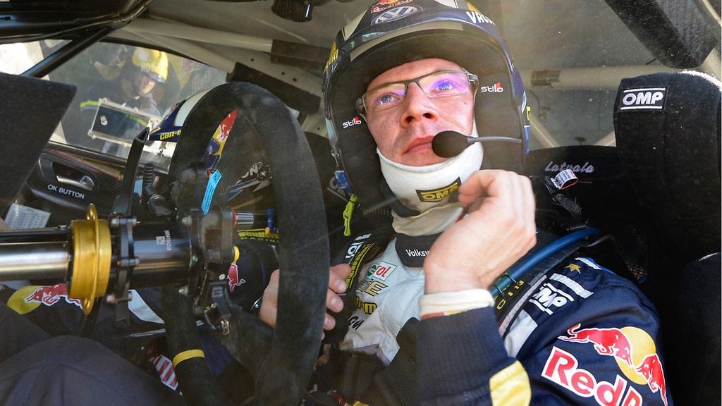 Jari-Matti Latvalan kädet joutuvat koville Volkswagenin ratissa.