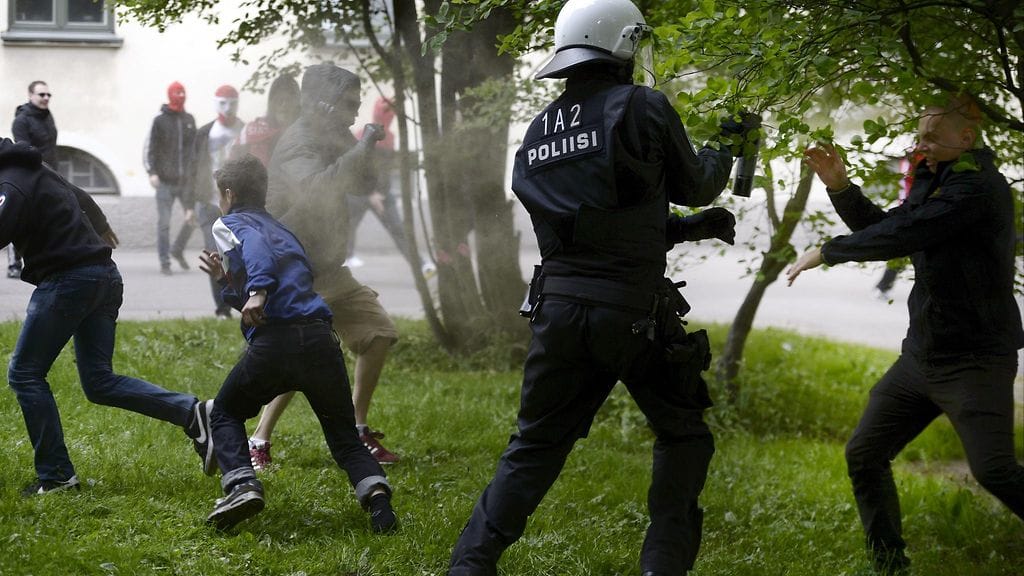 Poliisi joutui turvautumaan voimakeinioihin rähinöivien jalkapallofanien kanssa. Poliisi käytti tilanteessa myös kaasusumutinta.