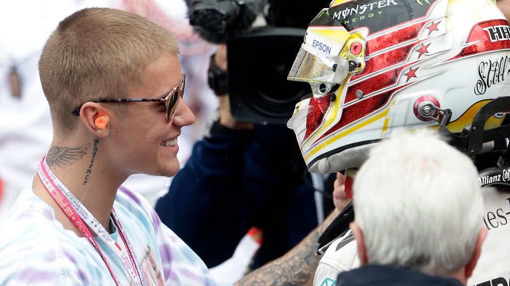 Justin Bieber ryntäsi onnittelemaan Lewis Hamiltonia ennen kuin tämä ehti tallin väen rutistukseen.