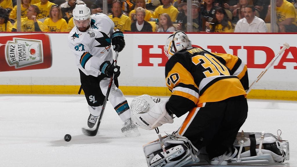 Joonas Donskoi yritti ohittaa Matt Murrayn.