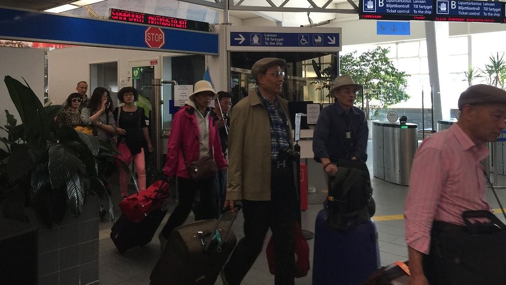 Matkustajia purkautuu Silja Symphonyltä kesäkuussa 2016.