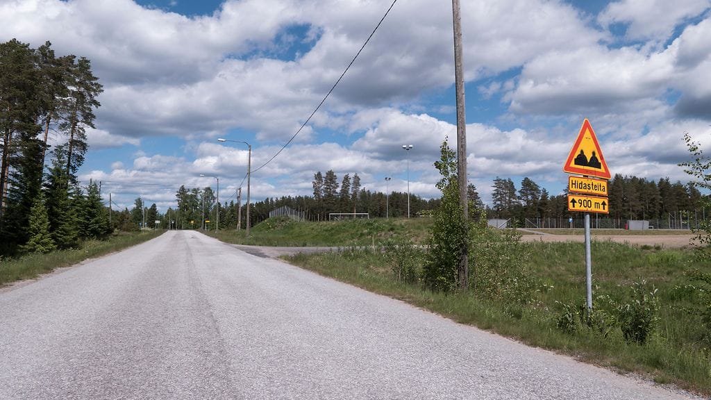 6-vuotias tyttö löydettiin vakavasti loukkaantuneena ojasta tämän risteyksen paikkeilta.