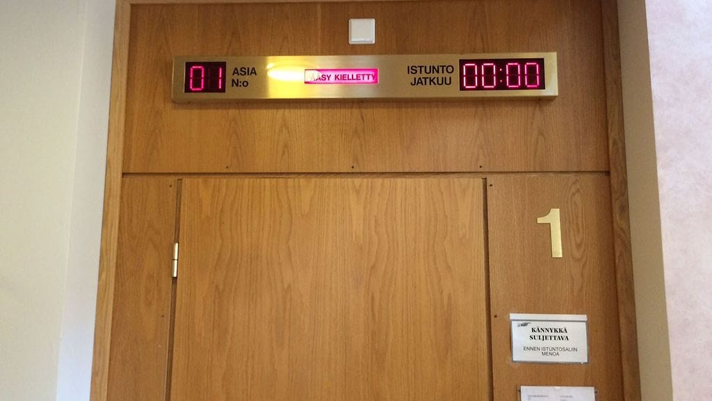 Kuvituskuvassa istuntosali Tuusulan käräjäoikeudessa.