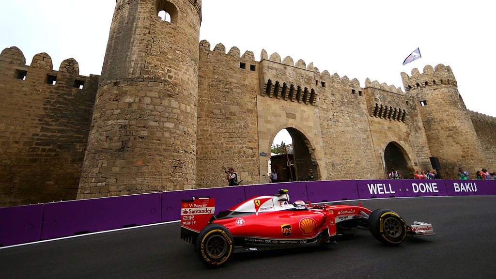 Kimi Räikkönen Bakun kaduilla.