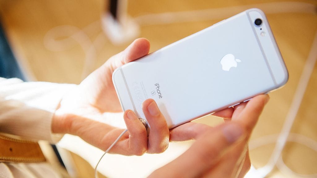 Kuvassa iPhone 6s -puhelin.