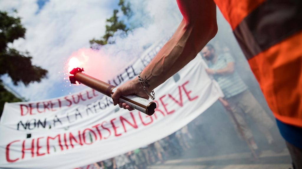 "Rautatyöläiset lakossa" luki Pariisin mielenosoituksissa esitellyssä lakanassa 23.6.