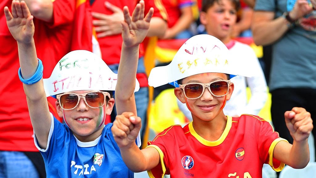 Italian ja Espanjan nuoret fanit valmiina taistoon.