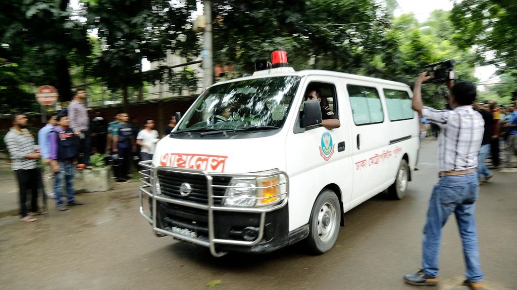 Aseistautuneet miehet hyökkäsivät perjantai-iltana Bangladeshin pääkaupungissa Dhakassa sijaitsevaan kahvilaan ja ottivat panttivankeja.