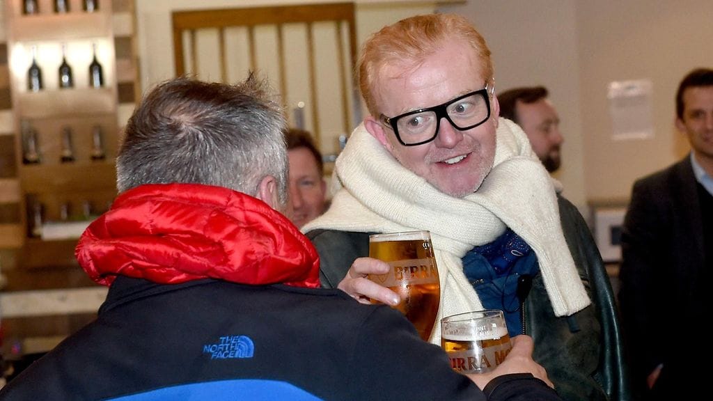 Matt LeBlanc (selkä kameraan päin) ja Chris Evans kippistelivät tuoppeineen Top Gearin kuvauksissa 19. helmikuuta 2016.