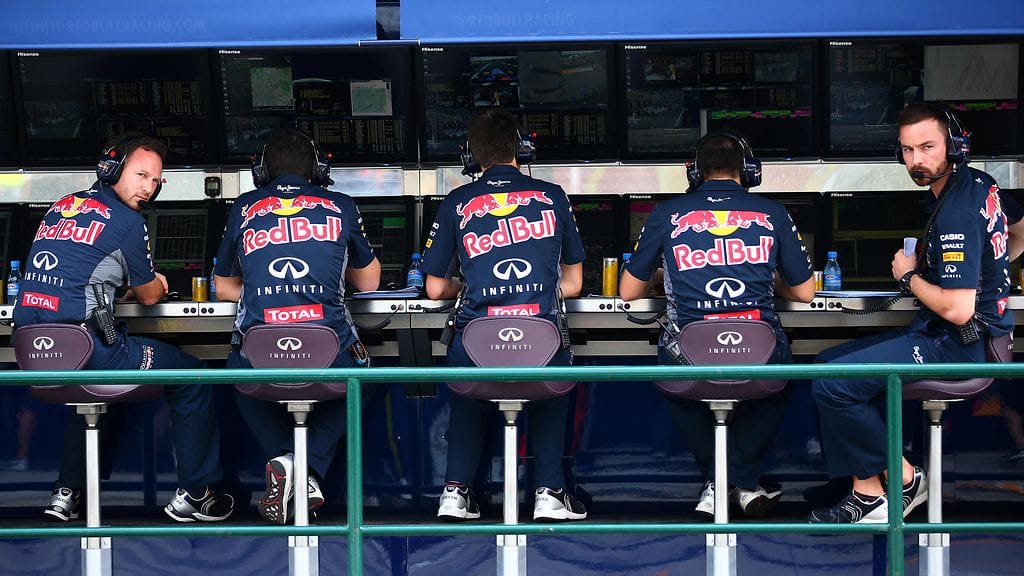 Red Bullin väkeä seuraamassa monitoreja.