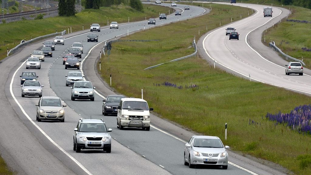 Liikennettä nelostiellä. Paljon harmaita autoja.