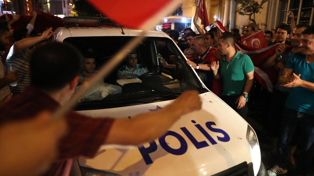 Yli 2800 sotilasta pidätettiin epäiltynä osallisuudesta kaappausyritykseen reilu vuosi sitten. Syytteeseen on asetettu kaikkiaan 486 ihmistä.