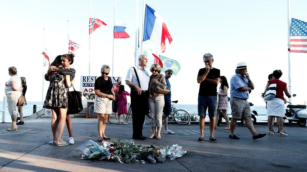 Ihmiset surivat Nizzan iskussa menehtyneitä rantabulevardilla 16. heinäkuuta 2016,.