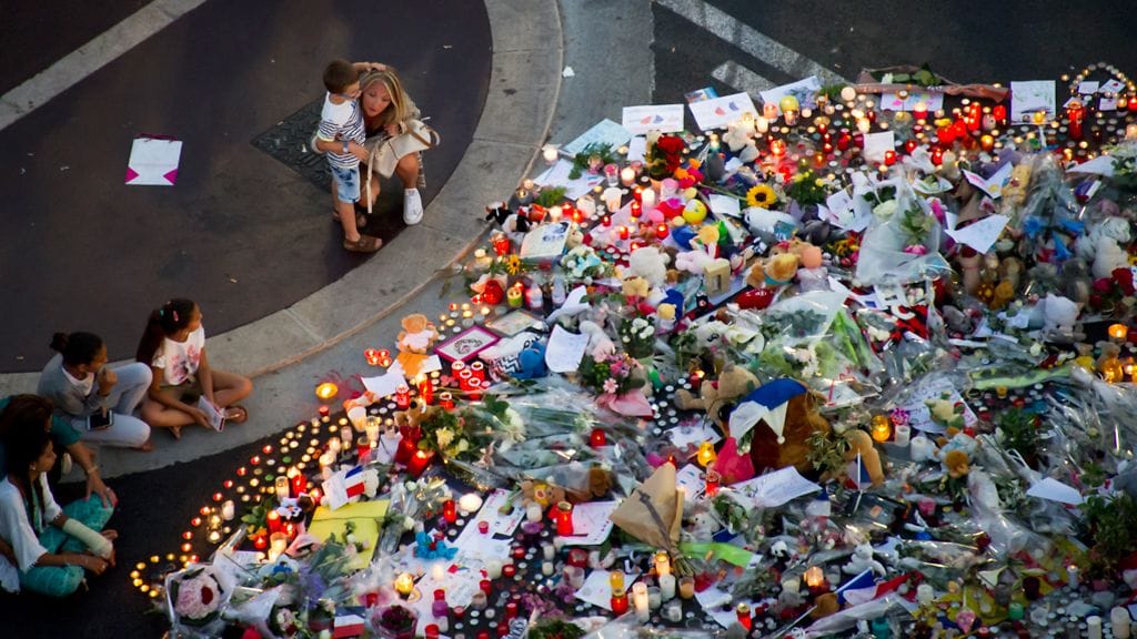 Iskun uhrien muistoa kunnioittaneista kukista ja kynttiöistä on kasvanut Nizzassa vuori.