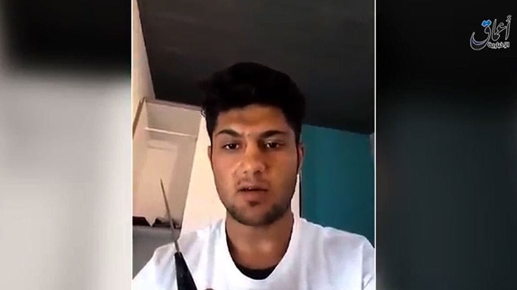 Kuvakaappaus Isisiä tukevan Aamaq News -toimiston videolta. Videolla esiintyy "Muhammed Riyadh" -niminen henkilö, joka hyökkäsi kirveineen junaan Saksassa ja haavoitti vakavasti neljää ihmistä.