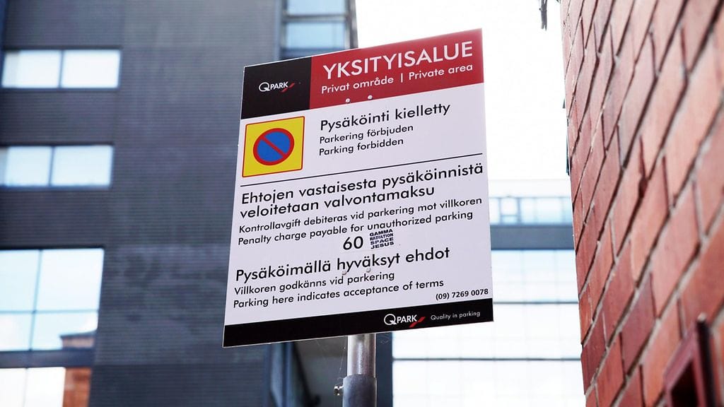 Yksityisen pysäköinninvalvontayrityksen pysäköintikieltomerkki Helsingin Bulevardilla.