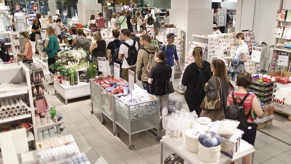 Pitkiä jonoja on nähty myös muissa myymälöissä