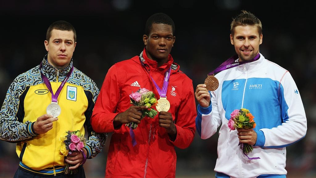 Lontoon olympialaisten mitalikolmikko Oleksandr Pjatnytsja (vas.) Keshorn Walcott ja Antti Ruuskanen. Käryn myötä Ruuskanen nousi hopealle ja Vitezslav Vesely pronssille.