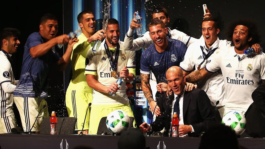 Zinedine Zidane kasteltiin lehdistön edessä.