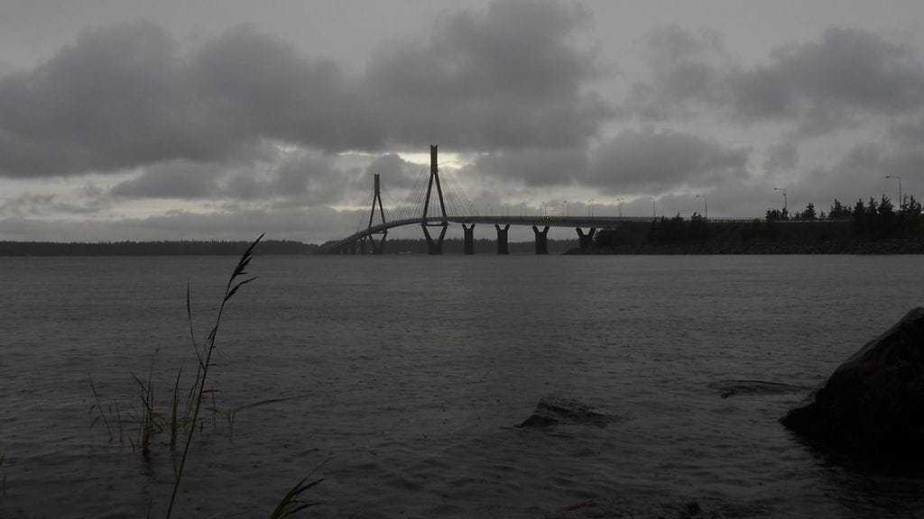 Raippaluodon siltaa ympäröi synkät sadepilvet maanantaina.