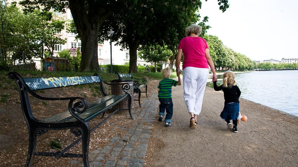 Asiantuntijan mielestä mummolassa voi hyvin olla myös jotain erityismukavaa kivaa. Kuvituskuva.
