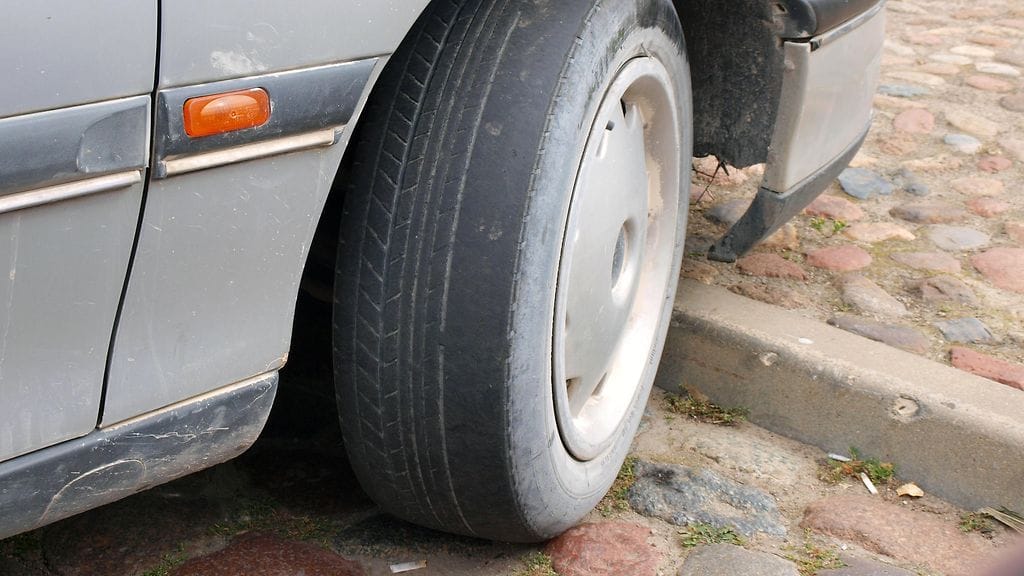 Kulunutkin kesärengas peittoaa uudet talvirenkaat vesikelin ajossa.