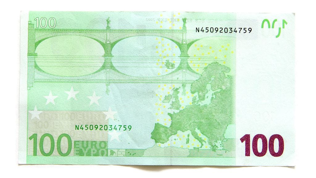 Arkistokuva. Kuvassa aito 100 euron seteli.