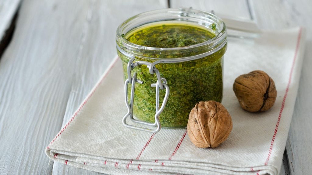 Lisäämällä pestoon avokadoa saat siitä herkullisen kermaisaa.