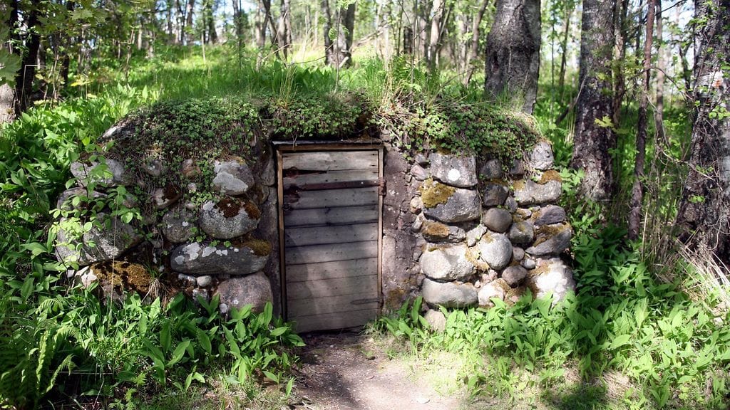 Maakellari taiteilija Pekka Halosen ateljeekodin pihalla Tuusulassa.