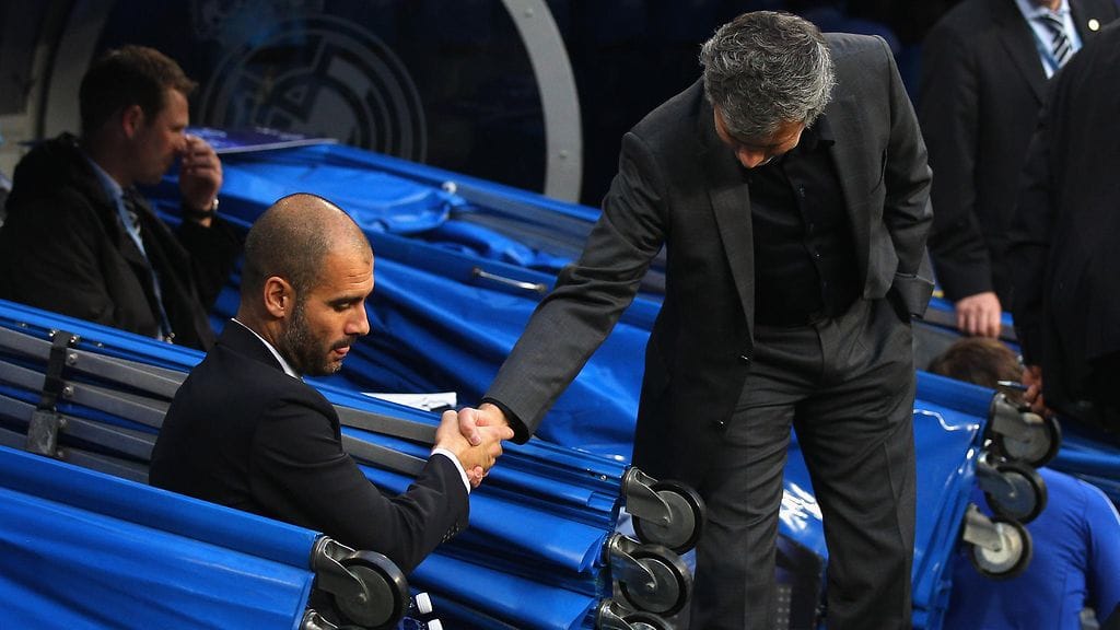 Guardiola ja Mourinho kättelemässä vuonna 2011.