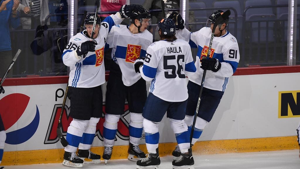 Olli Määttä (toinen vas.) nousi Leijonien sankariksi.