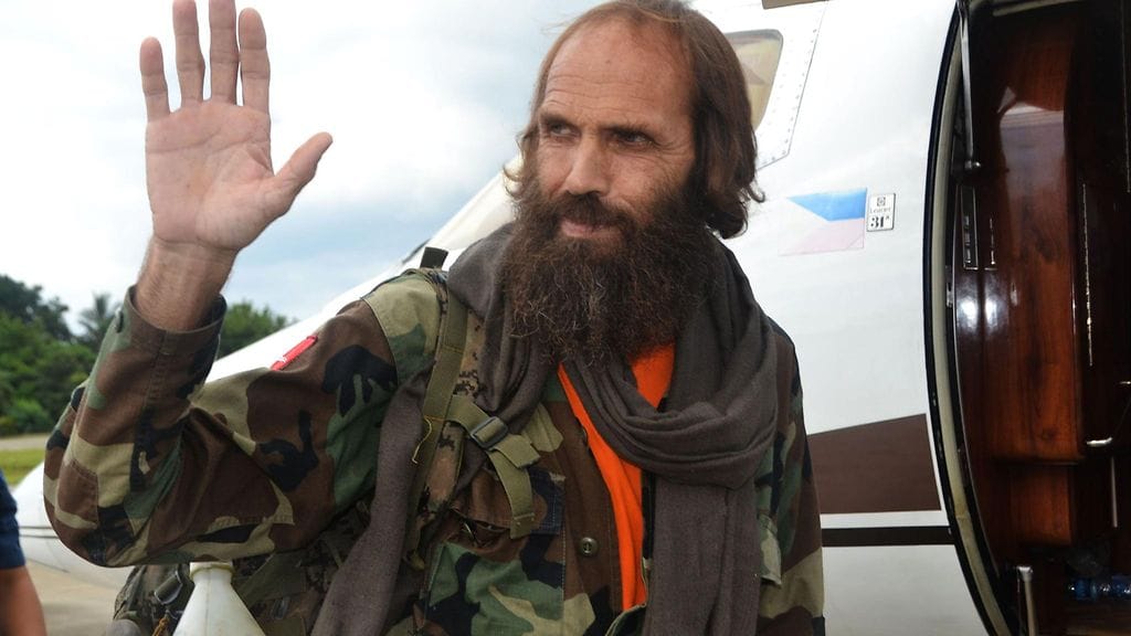 Norjalainen Kjartan Sekkingstad vilkuttaa paikallaolijoille noustessaan lentokoneeseen Jolon lentokentällä Filippiineillä.