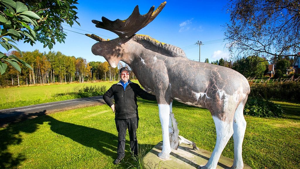 Erkki Lappalainen ja hänen itse betonista veistämänsä hirvi.