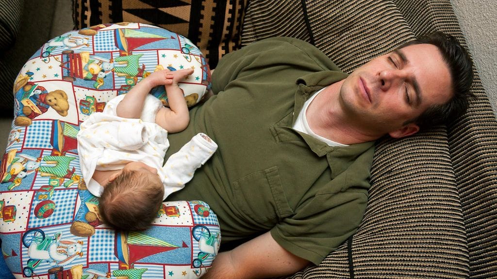 Jäätyään koti-isäksi isä ymmärsi, kuinka paljon työtä lasten kanssa kotona oleminen vaatii.