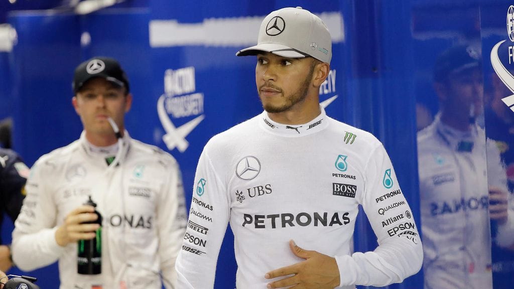Lewis Hamilton haluaa kolmannen peräkkäisen F1-tittelin, mutta tallitoveri Nico Rosberg on toista mieltä.