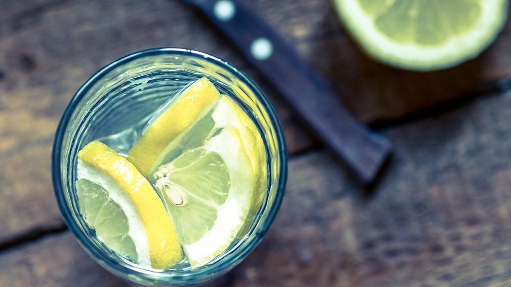 Sitruuna tekee vedestä entistäkin paremman aamujuoman.