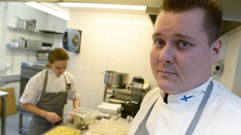 Eero Vottonen ja tiimiin kuuluva assistentti Miikka Manninen (taustalla) valmistelivat annoksia ravintolakoulu Perhon Bocuse d'Or-harjoituskeittiöllä marraskuussa 2015.