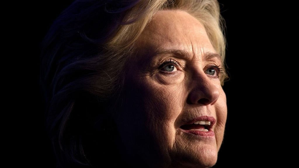 Vuodetuista viesteistä ilmenee, että Hillary Clintonilla on lämpimät suhteet moniin keskeisiin finanssialan vaikuttajiin, vaikka hän on kampanjassaan pyrkinyt ottamaan Wall Streetiin etäisyyttä ja esiintymään kriittisenä vapaakauppasopimuksia kohtaan. Kuvassa Clinton 5.10.2016.