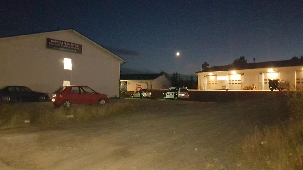 Poliiseja oli paikalla teollisuushallilla ja sen pihalla taktiset varusteet yllään.