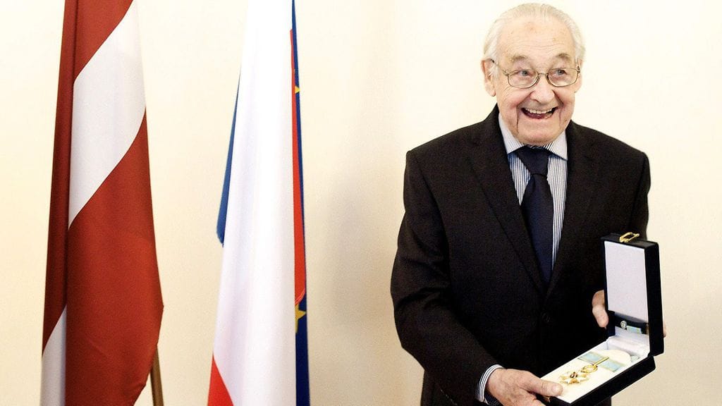 Wajda vastaanotti Kolmen tähden ritarikunnan tunnuksen Latviassa vuonna 2011.