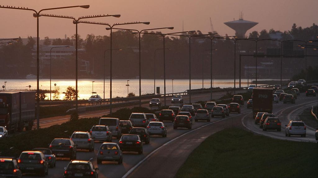Aamuruuhkaa Länsiväylällä Espoosta Helsinkiin.