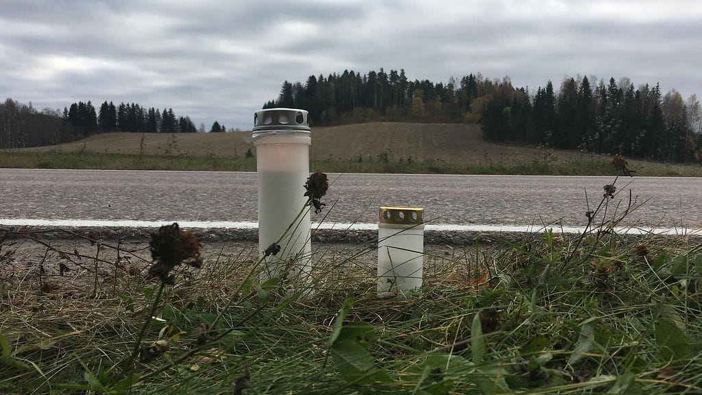 Vihdissä on laajat haja-asutusalueet ja sen vuoksi kunnassa on kymmeniä kilometrejä autoteitä, jossa koululaiset joutuvat kävelemään tienpiennarta pitkin. 1-3 luokan oppilaat saavat automaattisesti koulukyydin, kun matka on yli kolme kilometriä.